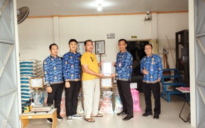 Penyerahan Izin Edar PSAT kepada Pelaku Usaha di Colomadu