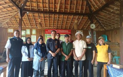 Penebaran Benih pada Demplot Minapadi di Desa Gentungan, Mojogedang